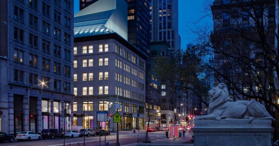 Una spettacolare biblioteca con terrazza per godersi il paesaggio urbano di New York