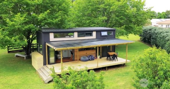 Una famiglia ha costruito la propria mini casa prefabbricata in campagna per fuggire dalla città