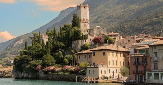 Un pequeño muelle en la costa de Malcesine
