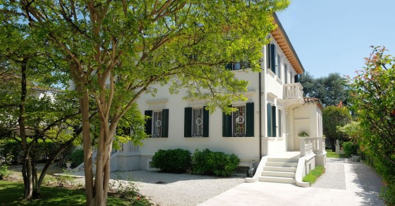 This charming villa offers a peaceful life by the waterfrona