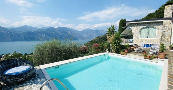In vendita una casa da sogno che si affaccia sul lago di Garda