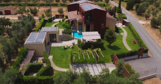 Această frumoasă vilă modernă este înconjurată de peisajul rural toscan deluros
