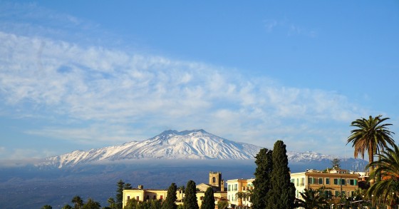 A large number of people in Italy live near active volcanoes