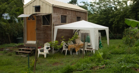 Una coppia francese ha costruito da sola questa mini casa sostenibile in legno