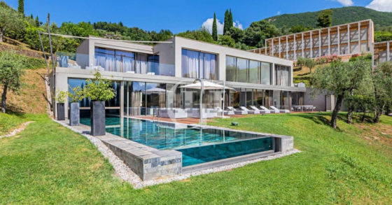 Case con giardino e piscina