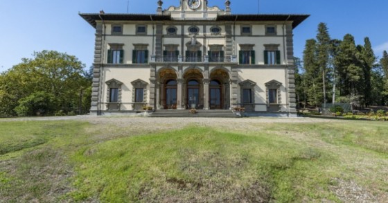 In vendita una storica villa di lusso di fine'800 con dipinti di famosi artistiti in Toscana