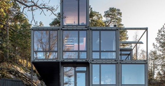 Una sorprendente casa prefabbricata costruita con container e ispirata all'estetica industriale