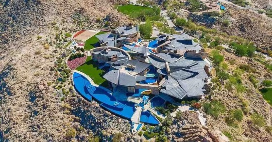 Questa mega villa californiana ospita anche un acquario con gli squali