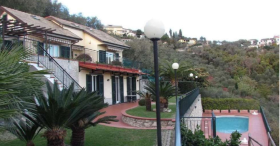 In vendita all’asta per meno di un milione una villa con piscina e affaccio sulla riviera di Levante 