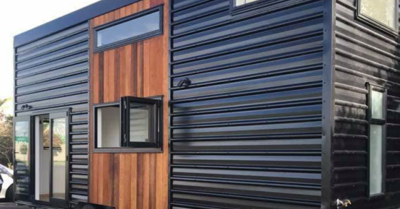 Una casa prefabbricata a due piani facile da trasportare (e costa solo 50.000 euro)