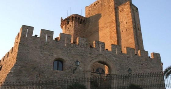 Lo storico castello di Roseto Capo Spulico in Calabria è in vendita per quasi 30 milioni di euro
