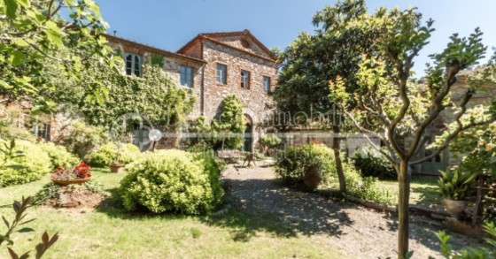 Un antico borgo sul mare della Versilia in vendita per 4,6 milioni