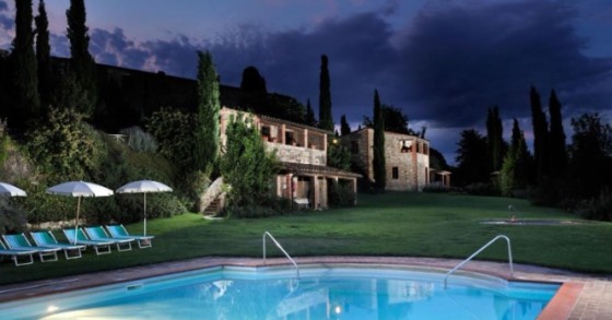 Un antico borgo nel senese si vende come resort e set cinematografico per 13 milioni