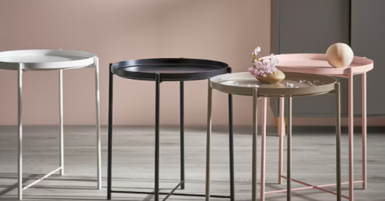 Il tavolo da vassoio di Ikea che trasformerà il tuo salone per meno di 20 euro