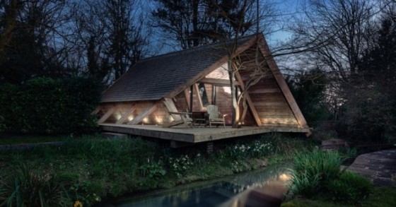 Una casa prefabbricata in legno sulle sponde di un ruscello