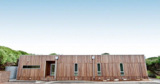 Una casa prefabbricata con interni di design e illuminata dalla luce naturale