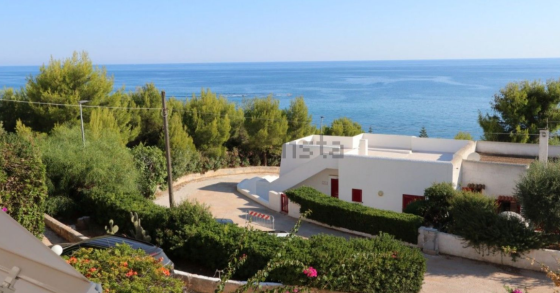 Case a buon prezzo vicino a un mare bandiera blu