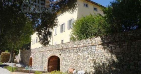 Una villa antica con mura in pietra e piscina si vende all’asta da 2 milioni di euro

