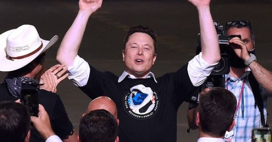 Tesla guadagna l'1% a 899 dollari, stanotte scatta 'split' azionario