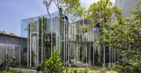 Una casa di vetro per godersi luce e natura