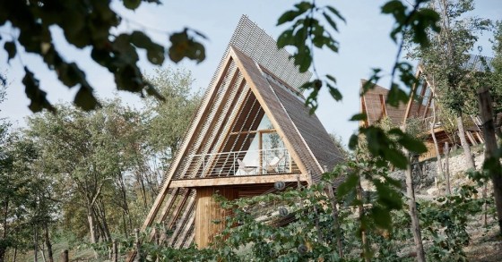 Eine vorgefertigte Glamping-Lodge aus Holz im Piemont