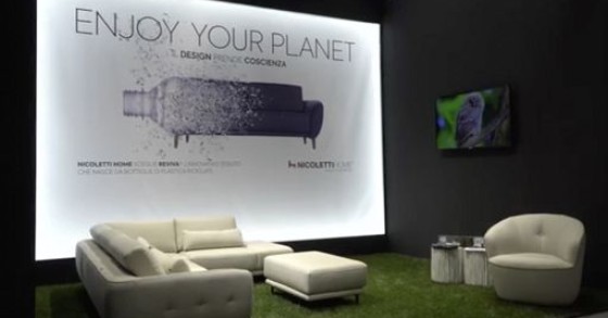 Salone del Mobile, un divano rivestito al 100% con PET riciclato