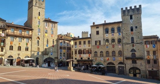Mieszka w Arezzo