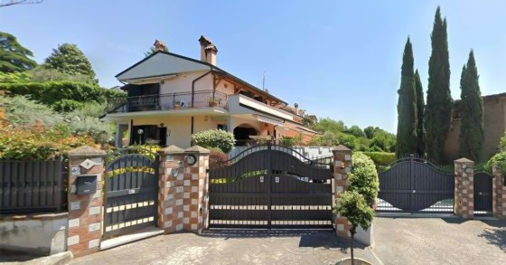Casa all'asta con giardino