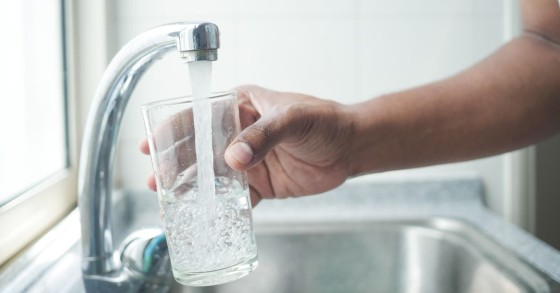 bere acqua dal rubinetto