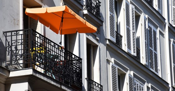 Ombrellone sul balcone del condominio