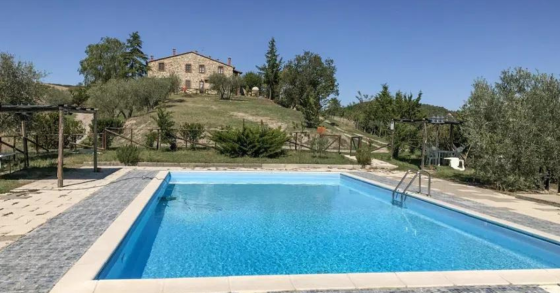 Case rustiche con piscina
