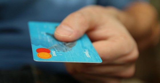 Carta acquisti over 70: quali sono i requisiti necessari per ottenerla?