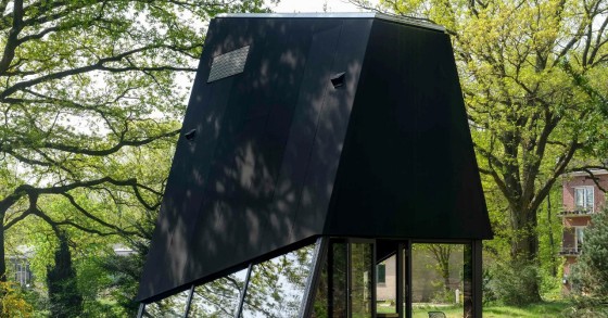Stay Under the Radar es obra de los diseñadores Sander van Schaik y Robert-Jan de Kort y se encuentra en un anitguo aeródromo militar camuflado como instalaciones agrícolas.