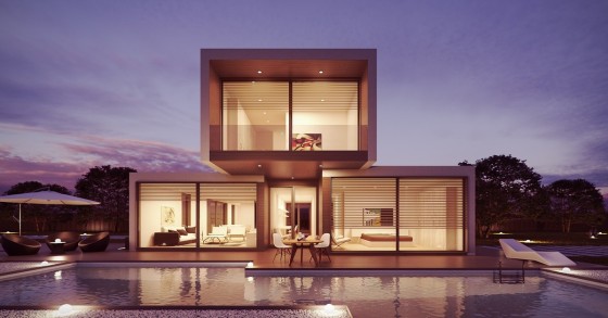 Un esempio moderno di casa prefabbricata organizzata in tre moduli con piscina