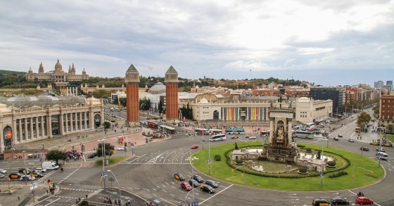 Una vista dall'alto di un quartiere di Barcellona con ampi viali e spazi ordinati