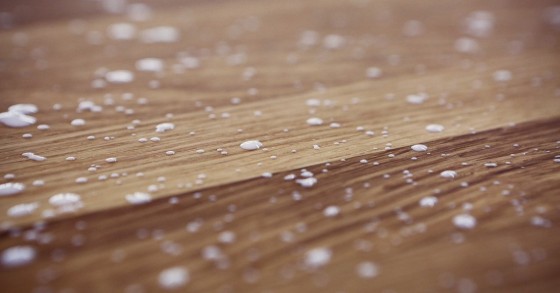 Gocce di colla su un pavimento di parquet
