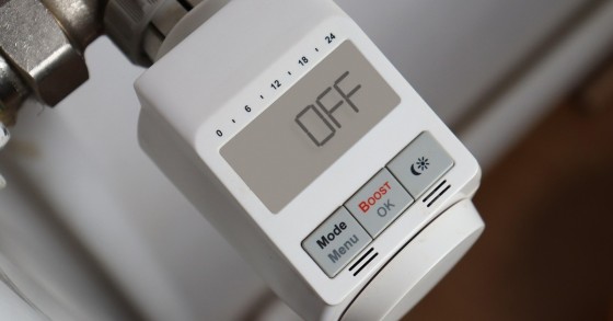 Il termostato di un termosifone spento con la scritta OFF