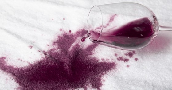 vino rosso sulla tovaglia macchiata