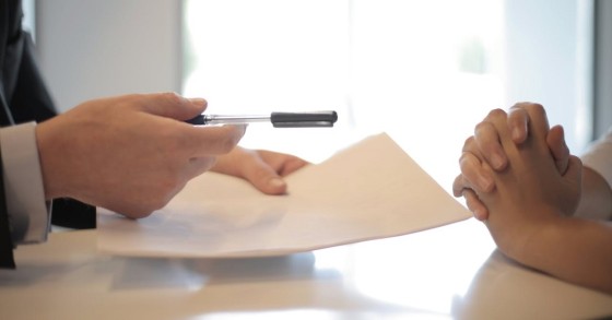 la firma di un contratto di affitto