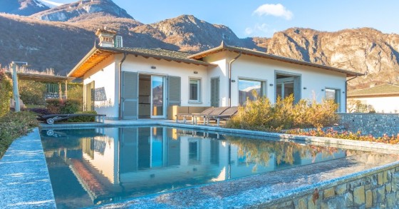 Lake view villa in Italy