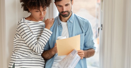 Giovani alle prese con un contratto