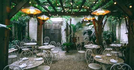 Un giardino con ghiaia sul pavimento
