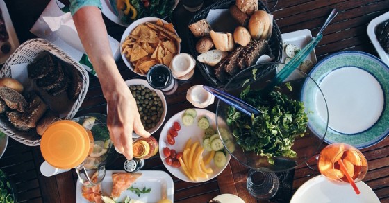 Una tavola pronta per un brunch in piedi