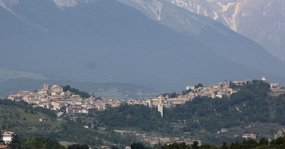 Un'immagine panoramica di Penne che si estende tra i colli