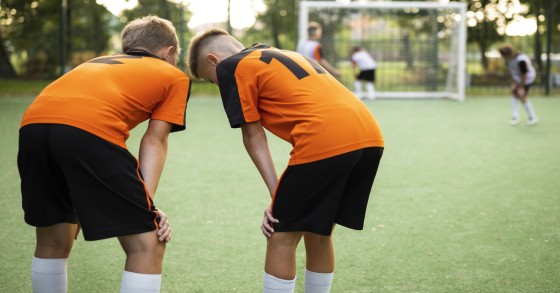 Allenatore di calcio insegna ai suoi alunni