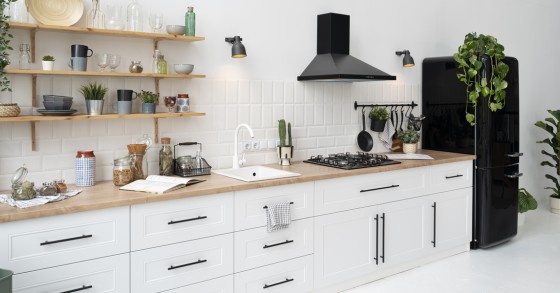Cucina con elettrodomestici 