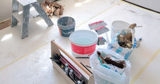Sacchi di polvere di gesso pronti per essere preparati