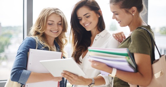 Studentesse universitarie alla fine delle lezioni