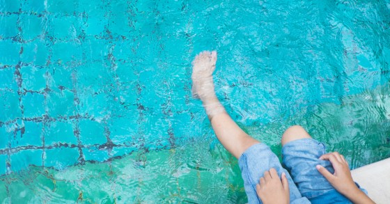 piscina pulita con cloro