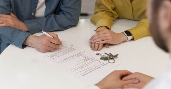 Agente immobiliare che fa affari e mostra casa a una coppia